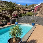 Вилла Castillo Lanzarote Sophie - Luxury -sleep In A Volcanic Cave With Heated Pool Тиас