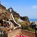 Вилла Castillo Lanzarote Sophie - Luxury -sleep In A Volcanic Cave With Heated Pool