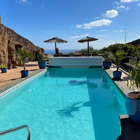 Вилла Castillo Lanzarote Sophie - Luxury -sleep In A Volcanic Cave With Heated Pool