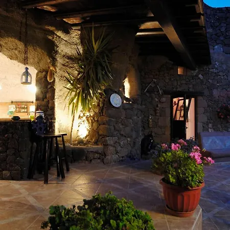 Вилла Castillo Lanzarote Sophie - Luxury -sleep In A Volcanic Cave With Heated Pool Тиас