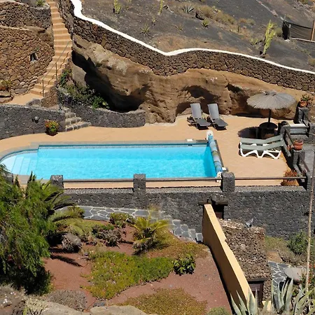 ヴィラ Castillo Lanzarote Sophie - Luxury -sleep In A Volcanic Cave With Heated Pool