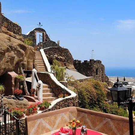 ヴィラ Castillo Lanzarote Sophie - Luxury -sleep In A Volcanic Cave With Heated Pool