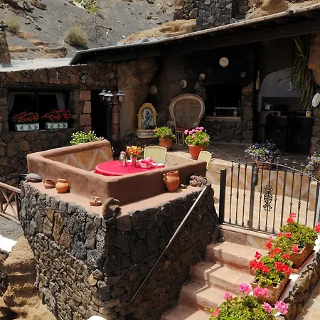 Villa Castillo Lanzarote Sophie - Luxury -sleep In A Volcanic Cave With Heated Pool Tias