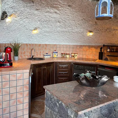 ヴィラ Castillo Lanzarote Sophie - Luxury -sleep In A Volcanic Cave With Heated Pool *