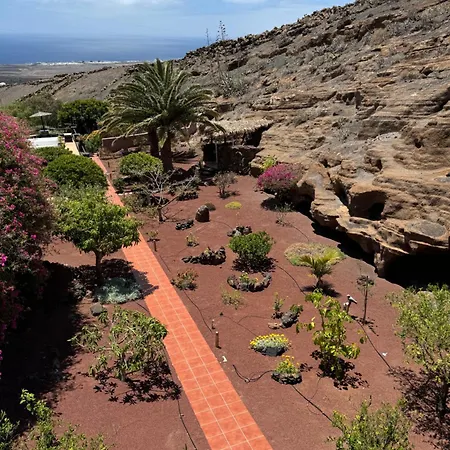 ヴィラ Castillo Lanzarote Sophie - Luxury -sleep In A Volcanic Cave With Heated Pool