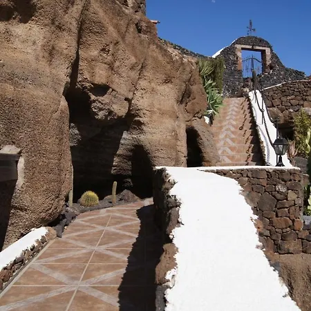 빌라 Castillo Lanzarote Sophie - Luxury -sleep In A Volcanic Cave With Heated Pool 티아즈