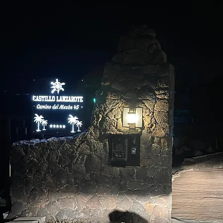 빌라 Castillo Lanzarote Sophie - Luxury -sleep In A Volcanic Cave With Heated Pool