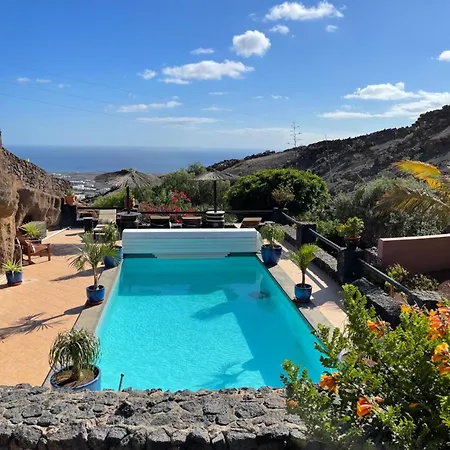 빌라 Castillo Lanzarote Sophie - Luxury -sleep In A Volcanic Cave With Heated Pool