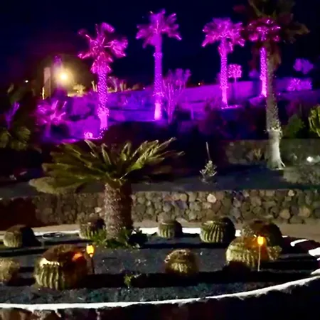 빌라 Castillo Lanzarote Sophie - Luxury -sleep In A Volcanic Cave With Heated Pool *