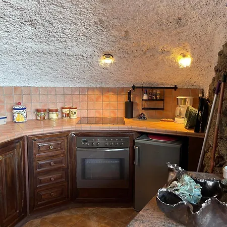 빌라 Castillo Lanzarote Sophie - Luxury -sleep In A Volcanic Cave With Heated Pool *